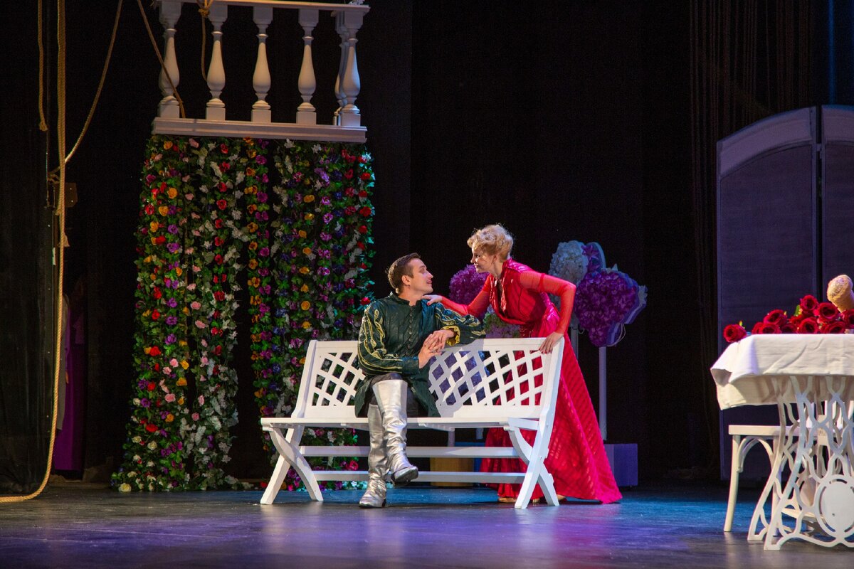 Кадр из спектакля Товарищества  артистов МХАТ "Жестокий водевиль" по мотивам пьесы Островского "Без вины виноватые"