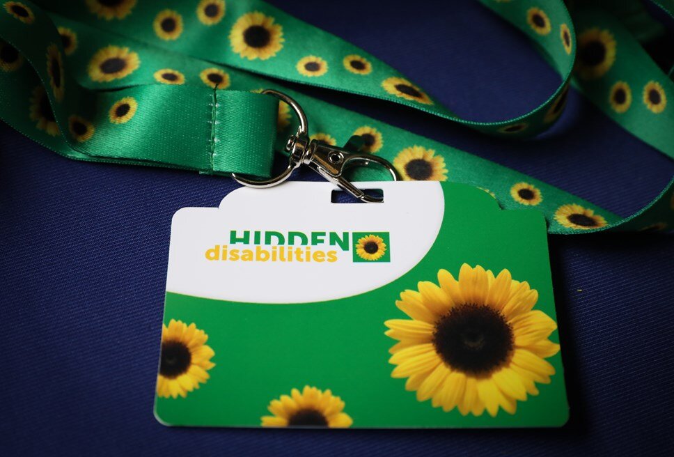 Sunflower lanyard - лента с подсолнухами. На бейдже надпись: скрытая инвалидность. Фото: Autism NZ 