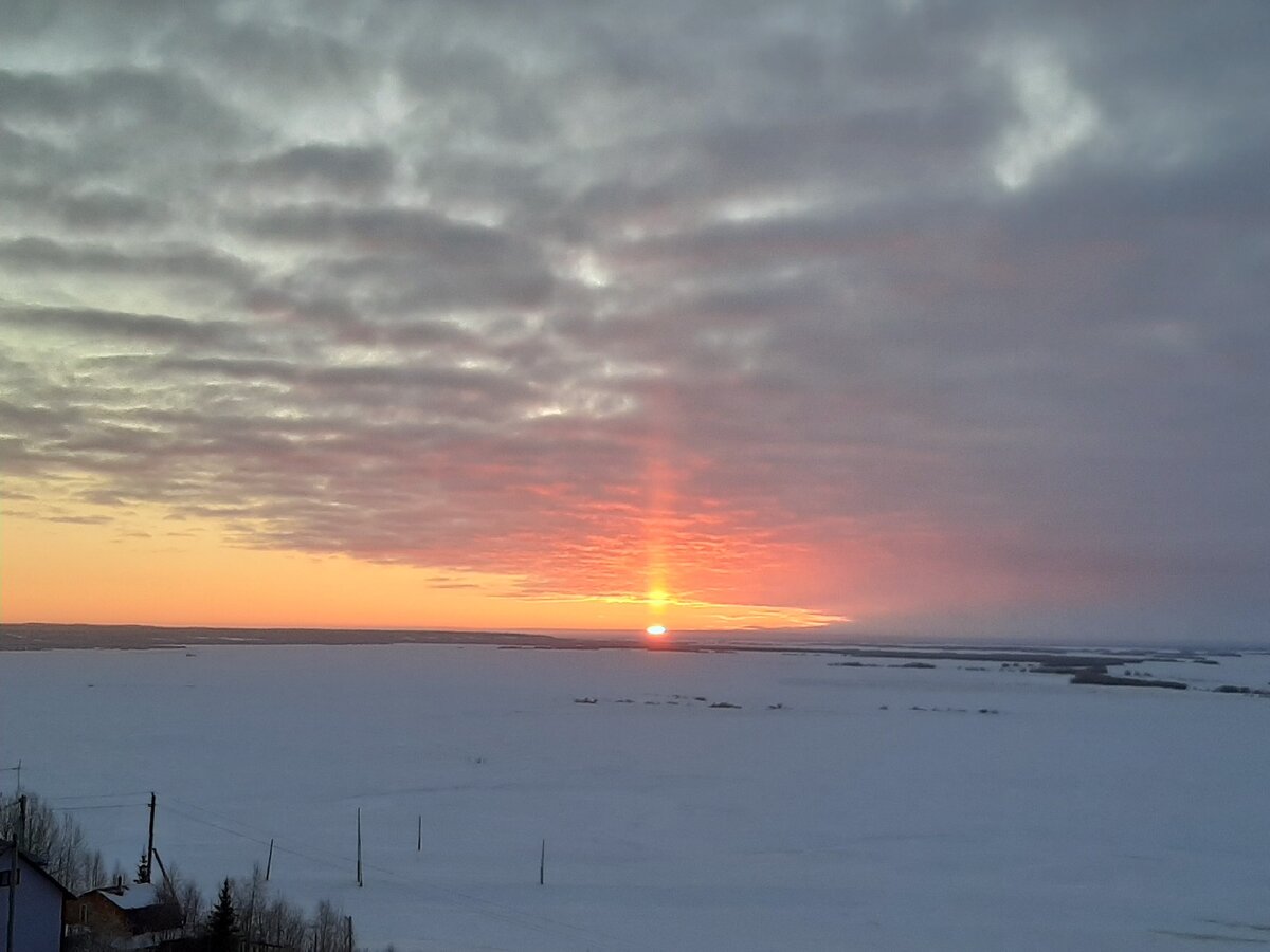 ПРИМЕРНО ПОЛДЕНЬ - СВЕТИЛО ТАК И НЕ ВЫШЛО ПОЛНОСТЬЮ ИЗ-ЗА ГОРИЗОНТА (фото сделано из форточки своего окна)