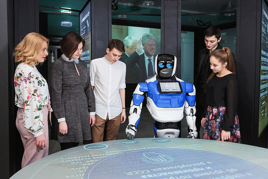 Робот в музее «Россия — моя история» в Перми