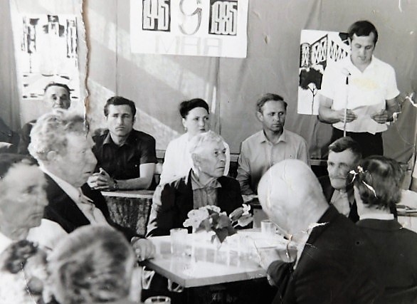  1985       Пленум ЦК КПСС избрал Генеральным секретарём ЦК КПСС Михаила Горбачёва.
      Варшавский договор официально продлён на 20 лет.
      Американская кинозвезда Лайза Миннелли начала лечение от алкоголизма.
      Экспедиция на американском исследовательском судне «Knorr» обнаружила затонувший «Титаник».
      Армянские экстремисты подвергли атаке турецкое посольство в Оттаве (Канада).
      В США выпущена первая компьютерная программа Microsoft Windows.
      Индус Дж. Чандр установил рекорд, преодолев ползком 1.400 километров за 15 месяцев (полз для умилостивления богини Маты).
      Американец Уильям Шредер стал первым в мире человеком, выписанным из больницы с искусственным сердцем.
      Умер коммунистический вождь и диктатор Албании Энвер Ходжа.
      В космос полетел первый американский сенатор Джейк Гарн.
      Финская лыжница Сиско Кайнулайсен установила мировой рекорд для женщин, пройдя за сутки на лыжах 330 км.
      В СССР принято постановление «О мерах по преодолению пьянства и алкоголизма и искоренению самогоноварения».
      Состоялась премьера фильма «Рембо: первая кровь».
      Правительства США, Израиля и ФРГ объявили о начале совместных поисков нацистского преступника врача одного из концлагерей, где он производил опыты над людьми, гауптштурмфюрера CC Йозефа Менгеле, якобы скрывающегося где-то в Южной Америке. (Й. Менгеле так никогда живым и не будет найден, хотя его искали самые мощные разведки мира, в т.ч. и советская.)
      Из-за сильного урагана в Бангладеш погибло до 10 тыс. человек.
      Жители английского села Гуд Истер сплели самый длинный в мире венок из маргариток – длиной 2,15 км.
      Игроки футбольной команды «Динамо» (Киев) забили свой 2.000-й гол в чемпионатах СССР.
      На брюссельском стадионе «Эйзель» перед финалом Кубка чемпионов в ходе беспорядков погибли 39 человек, после чего английские клубы были дисквалифицированы на три года.
      Из-за взрыва бомбы на борту разбился «Боинг» компании «Эйр Индия», погибло 329 человек (самый крупный в истории теракт в воздухе).
      Верховный суд Канады постановил, что большинство законов провинции Манитоба не имеют юридической силы, так как написаны только на английском языке. (Думаю, было бы справедливым аналогичное решение верховного суда Украины о законах, написанных только на украинском языке!)
      Игрок кемеровского «Кузбасса» Виталий Раздаев первым забил 200 голов в первой лиге чемпионата СССР.
      «Дженерал Моторз» приобрели компанию «Хьюз эйр крафт» за $5 млрд., совершив самую крупную в истории аукционную сделку.
      С американцами полетел в космос первый арабский космонавт – саудовский принц Салман аль-Сауд.
      В центре Бейрута при взрыве автомобиля со взрывчаткой погибли 52 человека.
      Экспертная комиссия подтвердила подлинность найденных в Бразилии останков нацистского преступника доктора Й. Менгеле. Поиски нацистского преступника многими государствами мира были прекращены.
      В Нью-Йорке бывший «Роллс-ройс» Джона Леннона продан за 2 млн. 229 тыс. долларов.
      В Москве открылся Фестиваль молодежи и студентов.
      Агентами французской разведки «Сюрте-Женераль» потоплен корабль «Рейнбоу Уорриор», принадлежавший организации «Гринпис». (Активисты этой организации пытались помешать французским ядерным испытаниям на атолле Моруа.)
      Состоялась премьера фильма «Назад в будущее». (Согласно киноклассике, именно 27 октября 1985 г. началось и закончилось действие этого сериала.)
      Борис Ельцин избран в Секретариат ЦК КПСС.
      17-летний немецкий теннисист Борис Беккер стал самым молодым чемпионом за всю историю Уимблдонского турнира.
      Семь подростков из Нью-Джерси взломали сложную систему защиты и получили доступ в компьютеры Пентагона.
      Из-за прорыва дамбы в Северной Италии погибло около 200 человек.
      В Японии разбился «Боинг-747», погибло 520 человек (самая крупная авиакатастрофа в мире, связанная с одним самолётом).
      В другой авиакатастрофе погибла американская школьница Саманта Смит, посетившая СССР по приглашению Ю. Андропова.
      Форвард киевского «Динамо» Олег Блохин первым в истории советского футбола забил 200 голов в чемпионатах СССР.
      В Ленинграде русский легкоатлет Андрей Перлов дистанцию 50 км в спортивной ходьбе первым в истории прошёл быстрее 3 час. 40 мин.
      Британские журналисты провели однодневную забастовку в знак протеста против отказа Би-Би-Си показать документальный фильм о событиях в Северной Ирландии.
      В Донецке русский спортсмен Рудольф Поварницын первым в мире преодолел в прыжках в высоту 2 м 40 см.
      В Москве введена в строй станция метро «Домодедовская».
      Луцк награжден орденом Трудового Красного Знамени.
      В поезде Казань – Москва арестован советский офицер разведки Геннадий Сметанин, ранее завербованный ЦРУ и готовивший бегство на Запад. (Сметанина нам сдал завербованный КГБ заместитель директора ЦРУ Олдридж Эймс.)
      В СССР учреждён нагрудный знак «За отличную службу в МВД».
      Израильские самолёты бомбили штаб-квартиру ООП в Тунисе.
      В Канберре немецкая бегунья Марита Кох установила ныне действующим мировой рекорд в беге на 400 метров – 47,60 секунд.
      А женская сборная ГДР по бегу установила ныне действующий мировой рекорд в эстафете 4х100 метров – 41,37 секунд.
      Палестинские террористы захватили итальянское пассажирское судно «Акиле Лауро».
      На пленуме ЦК КПСС М. Горбачёв объявил о планах экономической перестройки.
      При посадке в Омске разбился самолёт Ту-154, погибли 170 человек.
      Лавиной, вызванной извержением вулкана, уничтожен городок Армеро (Колумбия), погибло около 25 тысяч человек.
      В Нью-Йорке объявлено о появлении нового сильного наркотика – крэка.
      Кристофер Форбс заплатил $157.000 за бутылку вина «Лафит», подписанную третьим президентом США Томасом Джефферсоном. (Самая дорогая в мире покупка спиртного).
      У Ньюфаундленда (Канада) разбился самолёт, перевозивший американских солдат с Синайского полуострова, 258 человек погибли.
      Американский актёр Сильвестр Сталлоне женился на Бриджит Нильсен.
      В ресторане Нью-Йорка убит босс американской мафии Поль Кастеллано.
      Глава Кубы Фидель Кастро объявил о том, что он бросает курить. (Ура-а-а!!!)
