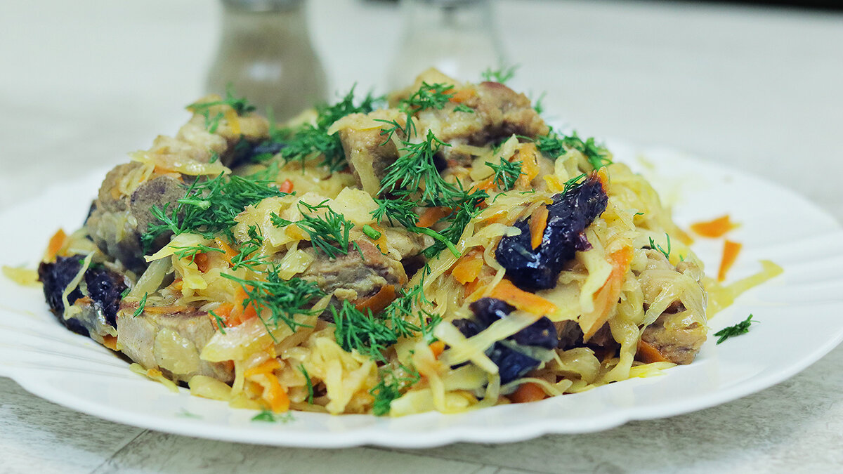 Бигус с черносливом и квашеной капустой