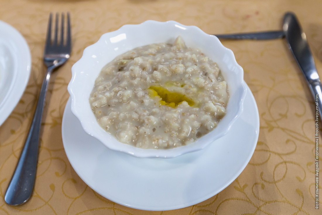 Овсяная каша на воде с сахаром. Геркулес каша. Геркулесовая каша и овсянка. Каша геркулесовая молочная. Геркулес каша на молоке.