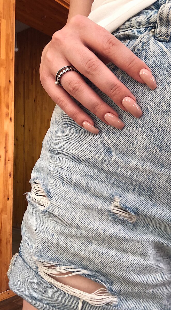 Длинные нюдовые ногти