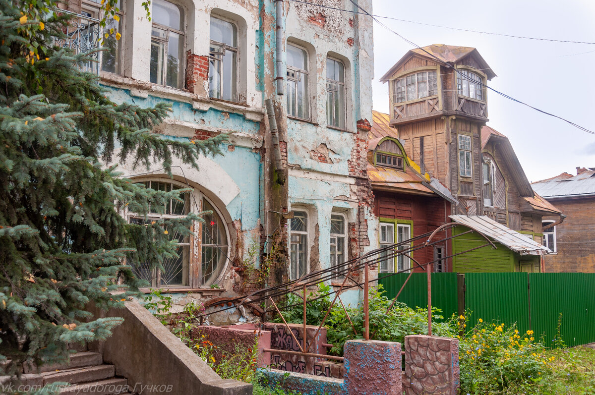 Кирпичный и деревянный модерн по соседству, но к сожалению не в лучшем состоянии 