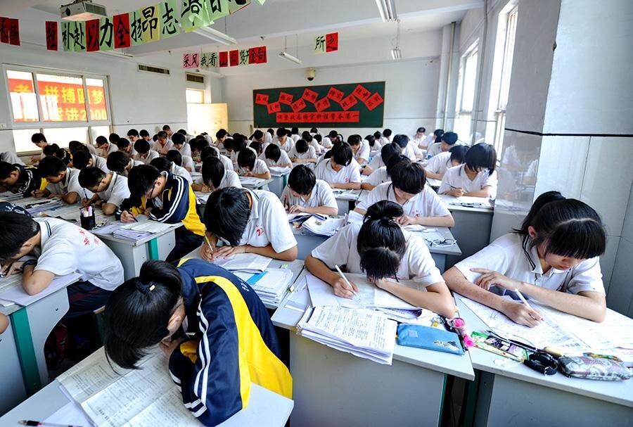 Переполненные классы и зубрёжка - вот что первым приходит на ум когда начинаешь разговор об образовании в Китае. 