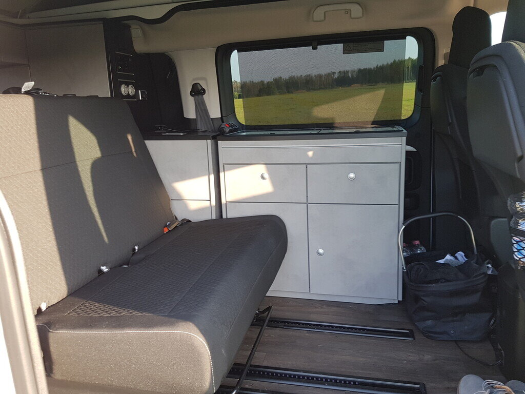 Внутри довольно тесно, но на стоянке кухню можно вынести наружу. Она стоит как раз перед сдвижной дверью.