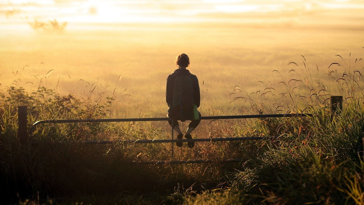 1) Выберите место и время, когда вы сможете побыть наедине с самим собой, когда никто не потревожит. Возьмите лист, и попробуйте написать или нарисовать то, что спрятано глубоко в вас внутри. 
2) Прислушайтесь к своим ощущениям самочувствие будет подавленное, но позвольте ему быть. Страдайте, если хочется плакать – плачьте. Даже если вы мужчина, поверьте, удерживание в себе эмоций потом выливается во вспышки ярости, импотенцию или алкогольную зависимость. Отбросьте древнюю установку, что мужики не плачут, ведь все мы люди и всем нам бывает больно. Найдите возможность выплакать свои чувства, выкричать (наберите ванную и покричите в воду), освободитесь от них, к примеру, избив подушку или разорвав на мелкие куски листы бумаги, на которых изобразите свои переживания.