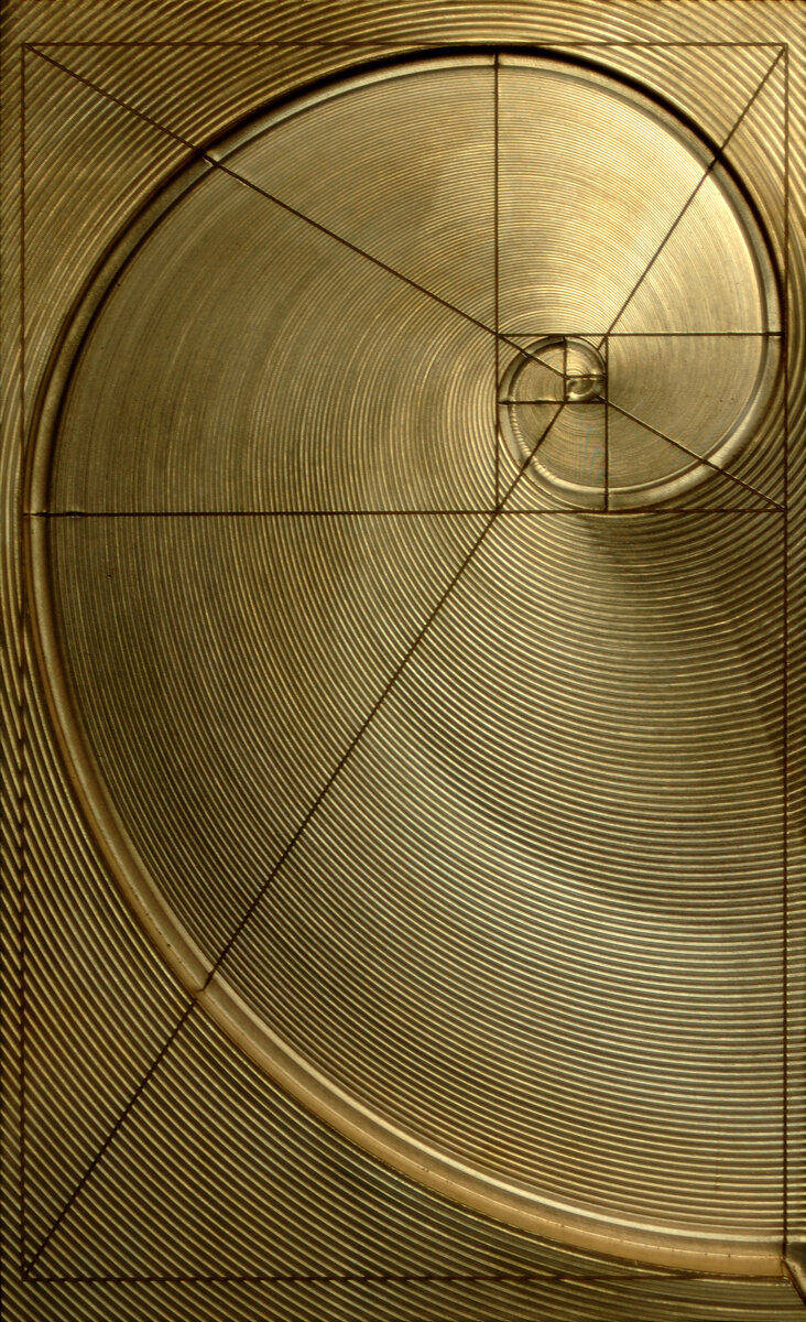 Согласно своей звуковой теории, Ганс Кайзер изучил действие взаимосвязи законов гармоник и архитектуры, 