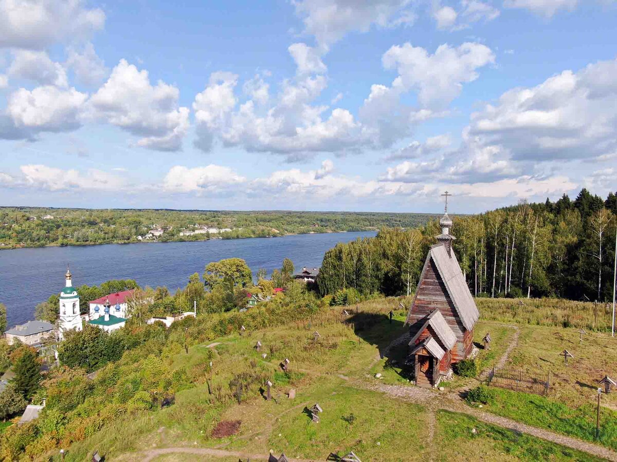 Город плесе на берегу волги. Гора Левитана в Плесе. Город плёс гора Левитана. Плес гора Левитана Церковь. Соборная гора Плес.