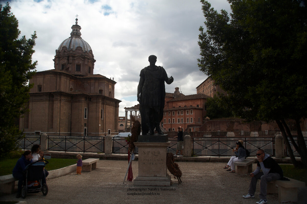 Бронзовый памятник и форум Цезаря