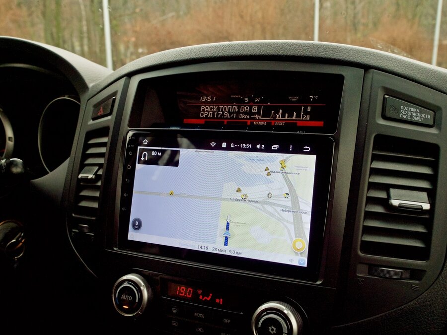 
— Ну и поскольку у нас есть такая уникальная возможность пообщаться с владельцем автомобиля, у которого уже сложился какой-никакой опыт эксплуатации, хотелось бы узнать, как это было, как устанавливали, сами или к кому-то обращались? Расскажите если возможно.

— Сама установка, в общем простая достаточно, если есть понимание как разобрать это всё, в этом автомобиле это всё достаточно просто. Подключение сделано таким образом, что ничего придумывать, выдумывать не нужно. Все колодки, которые есть стандартно в автомобиле и на головном устройстве, они подходят друг-другу, ничего нового делать не нужно. Единственный нюанс, опять же этой модели - система звука в Pajero 4 и в Outlander одинаковая, одинаковый усилитель, сабвуфер, но схема подключения немного отличается. Здесь производители головного устройства ещё не доработали и возникает сложность с подключением питания на усилитель. Для этого нужен будет электрик, который найдёт нужный проводок - ошибка в распиновке одной из колодок. Это заняло достаточно много времени, но выход был найден достаточно быстро, относительно быстро... В остальном, никаких знаний, умений или ещё чего-то не нужно.

— То есть, по сути, вся сложность подключения просто заключается в том, что мы находим провода папа-мама, соединяем и у нас всё работает. И как я слышал немного ранее, даже если не делать перепиновку, всё будет работать, просто функционал будет ещё немного ограничен. А так для удобства мы доделываем для себя. Как сложилась ситуация с электриком, во сколько обошлось обращение за помощью?

— С электриком сложилась ситуация достаточно тяжелая, к стоимости пришлось добавить 2700 грн. Достаточно много, но при этом всё сделано очень грамотно, пожаробезопасно. Львиную долю времени занял поиск того самого пина, который нужно просто из одной дырочки воткнуть в другую дырочку. Подать питание на усилитель Rockford. При чем это особенность именно Rockford-а, в Pajero 4 без усилителя и сабвуфера ситуация проще. Воткнули, включили - всё работает.