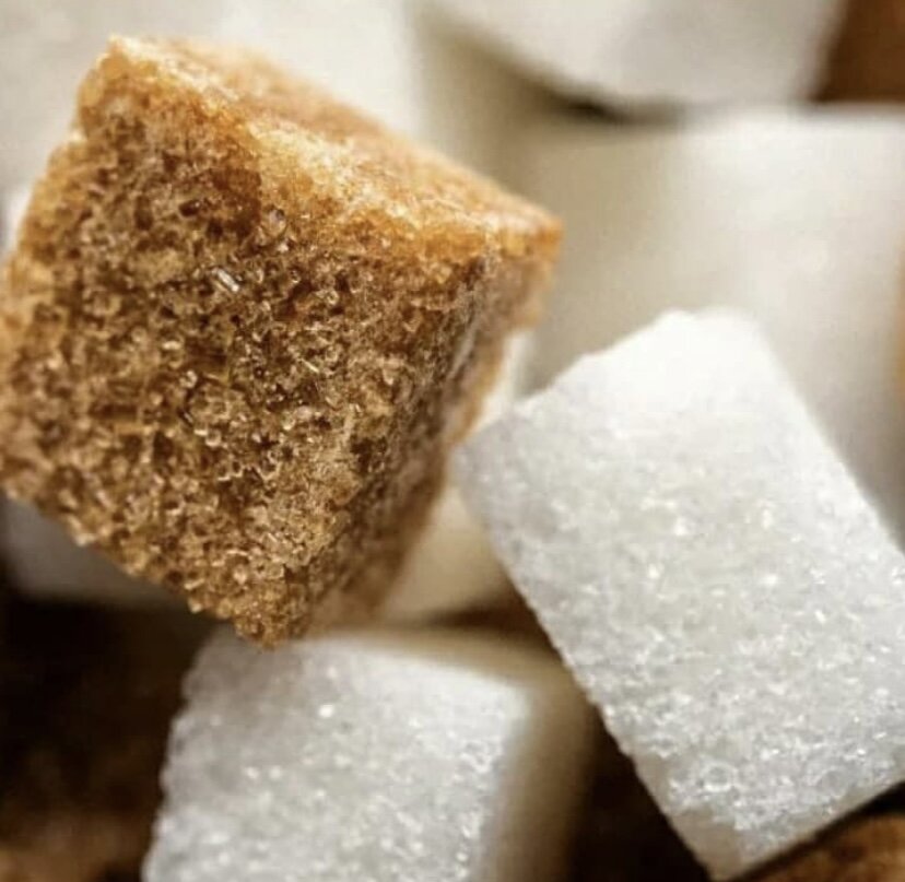 В масле есть сахар. Тростниковый сахар белый. Сахар в кубиках. Кусок сахара. Кубики сахара.