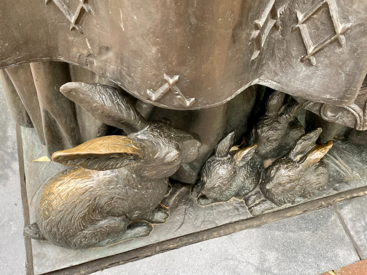 Большому зайцу натёрли ухо и спину, двум маленьким — только уши. 