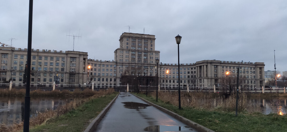 Вид на здание МГТУ имени Баумана.