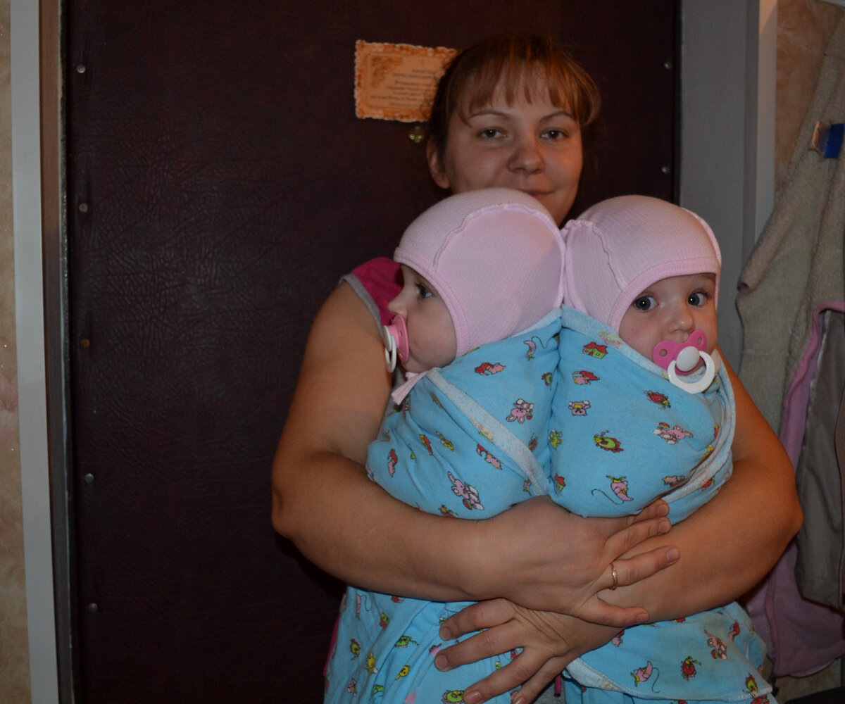 Довольная, несу отдавать двойняшек свекрови. Фото автора.