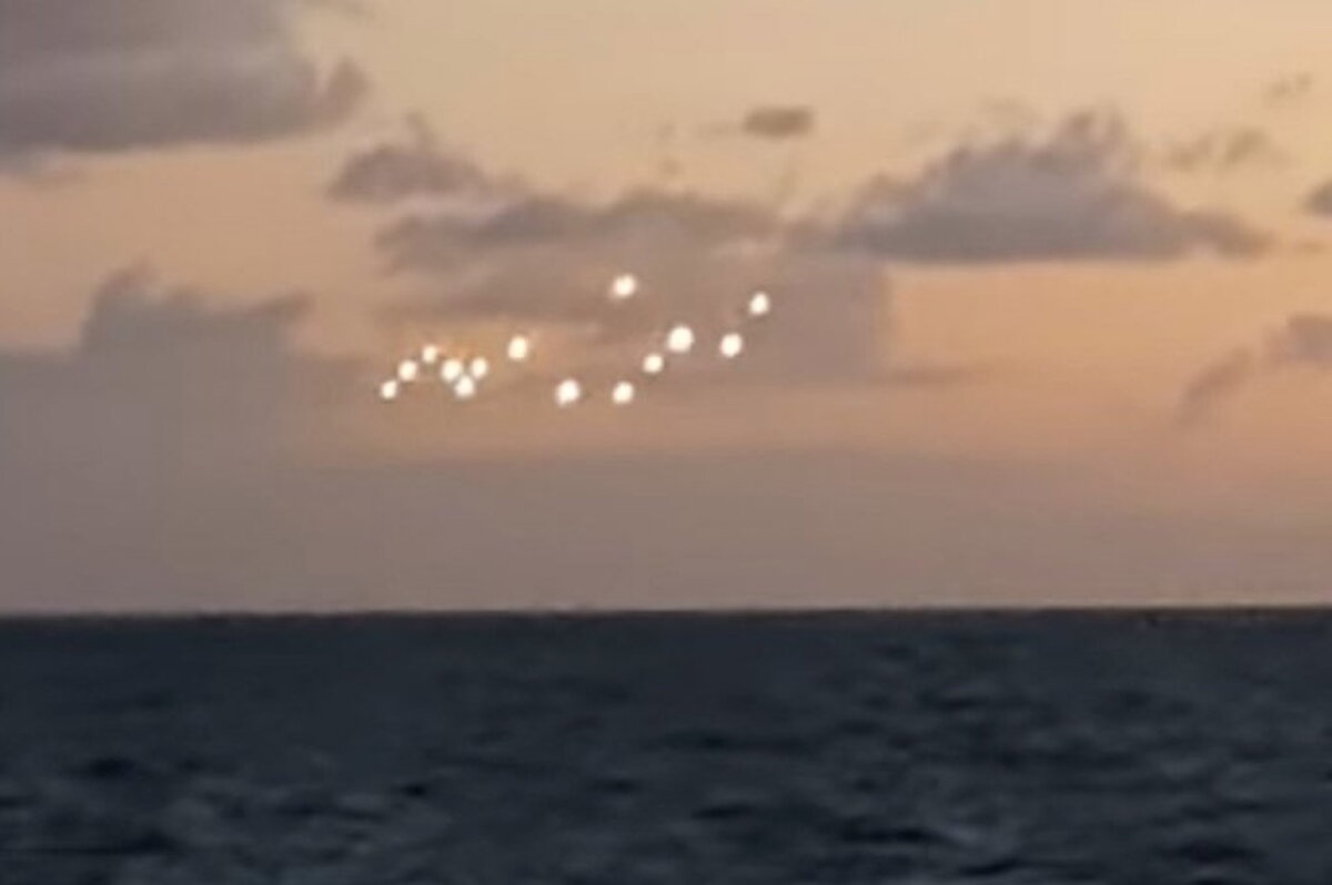 Флотилии НЛО над океаном - не редкость.
Источник: https://filmdaily.co/wp-content/uploads/2020/09/uforecent-lede.jpg