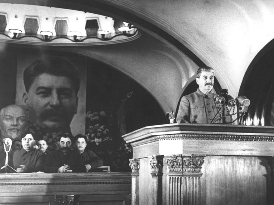 6 ноября 1941 года на перроне станция «Маяковская» прошло знаменитое выступление председателя Совета Народных Комиссаров и руководителя Государственного комитета обороны СССР Иосифа Сталина, которое транслировалось на всю страну.