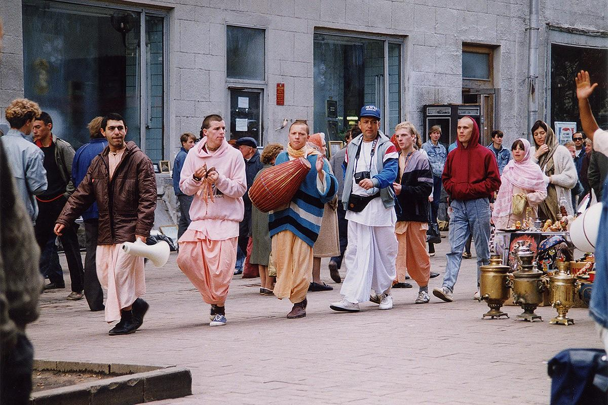 Фото 80 х. Кришнаиты в Москве в 90е. Ленинград 1992 кришнаиты. Старый Арбат 90-е. Культурная жизнь в России 90-х годов.