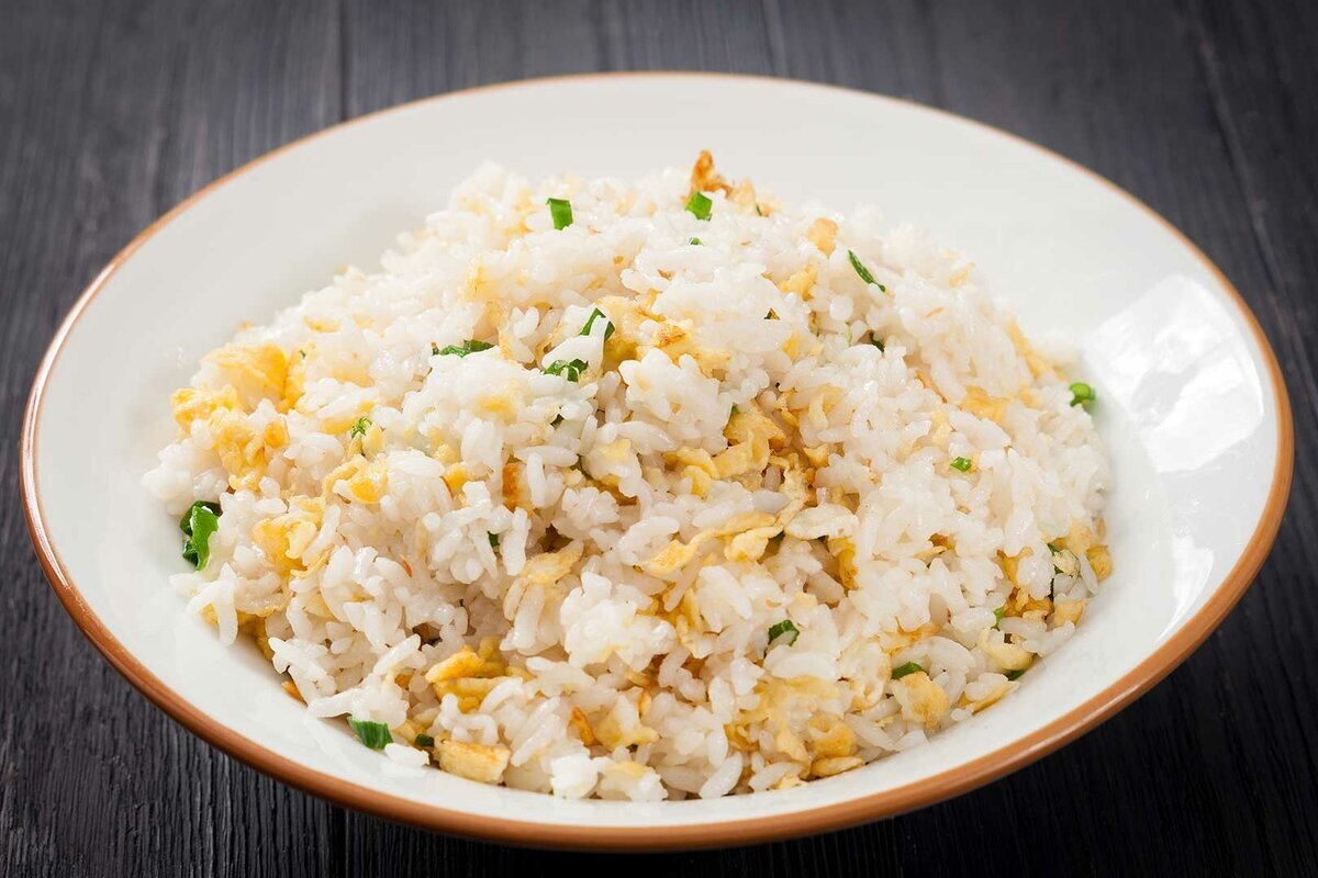 Жарено вареный рис. Рис Гохан. Тамаго какэ Гохан. Жареный рис с яйцом. Китайский рис с яйцом.