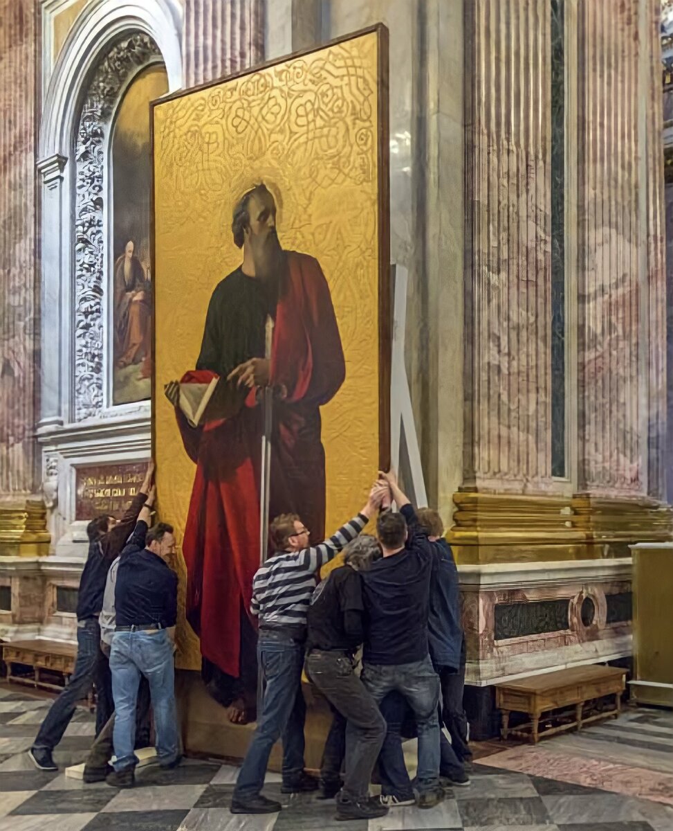 Момент установки картины Апостол Павел, фото взято с источника https://cathedral.ru/ru/posts/10-04-2018