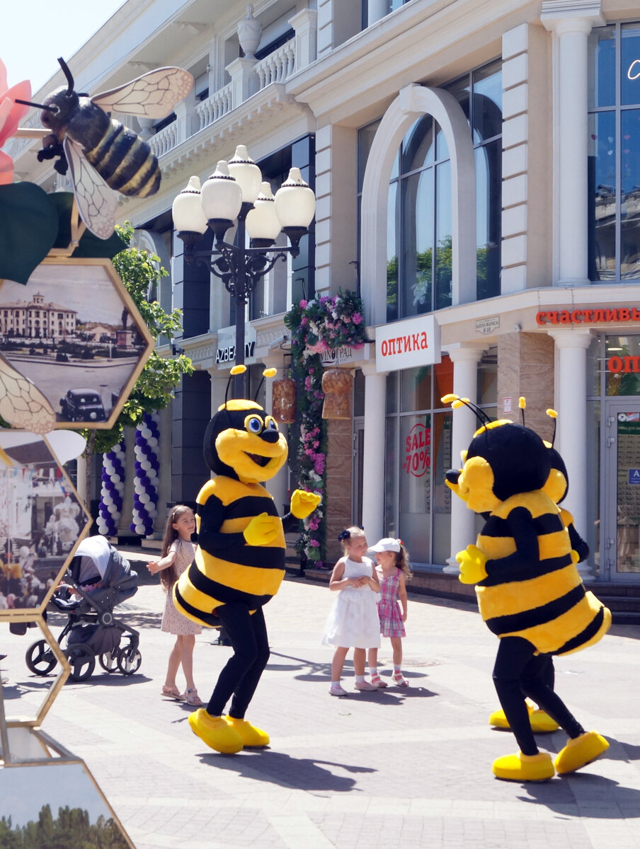 Пчёлки — главные персонажи торжества