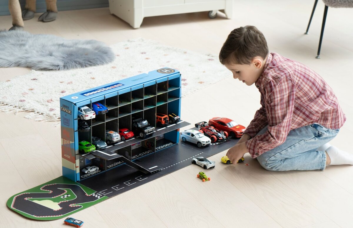 На парковке поместятся машинки разных размеров, даже грузовики. Для этого у каждого Qbrix Гаража есть маленькие ячейки (7x5 см), средние (7x15 см) и большие (15x12 см) 