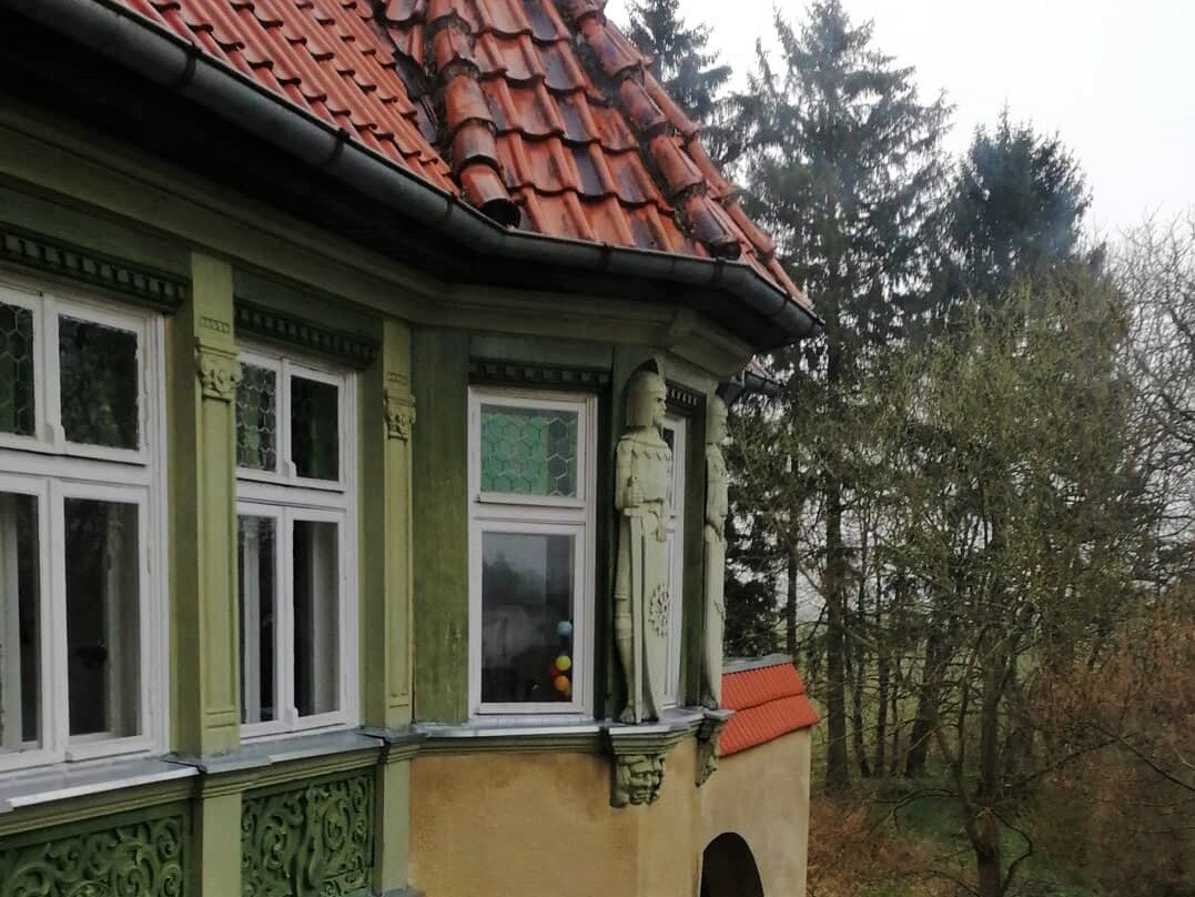 Самый лучший вид, как водится, открывался из окна туалета.