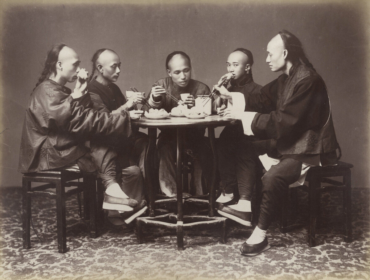 Если вы присмотритесь к фотографии выше, то увидите группу китайских мужчин со странными, но одинаковыми прическами.