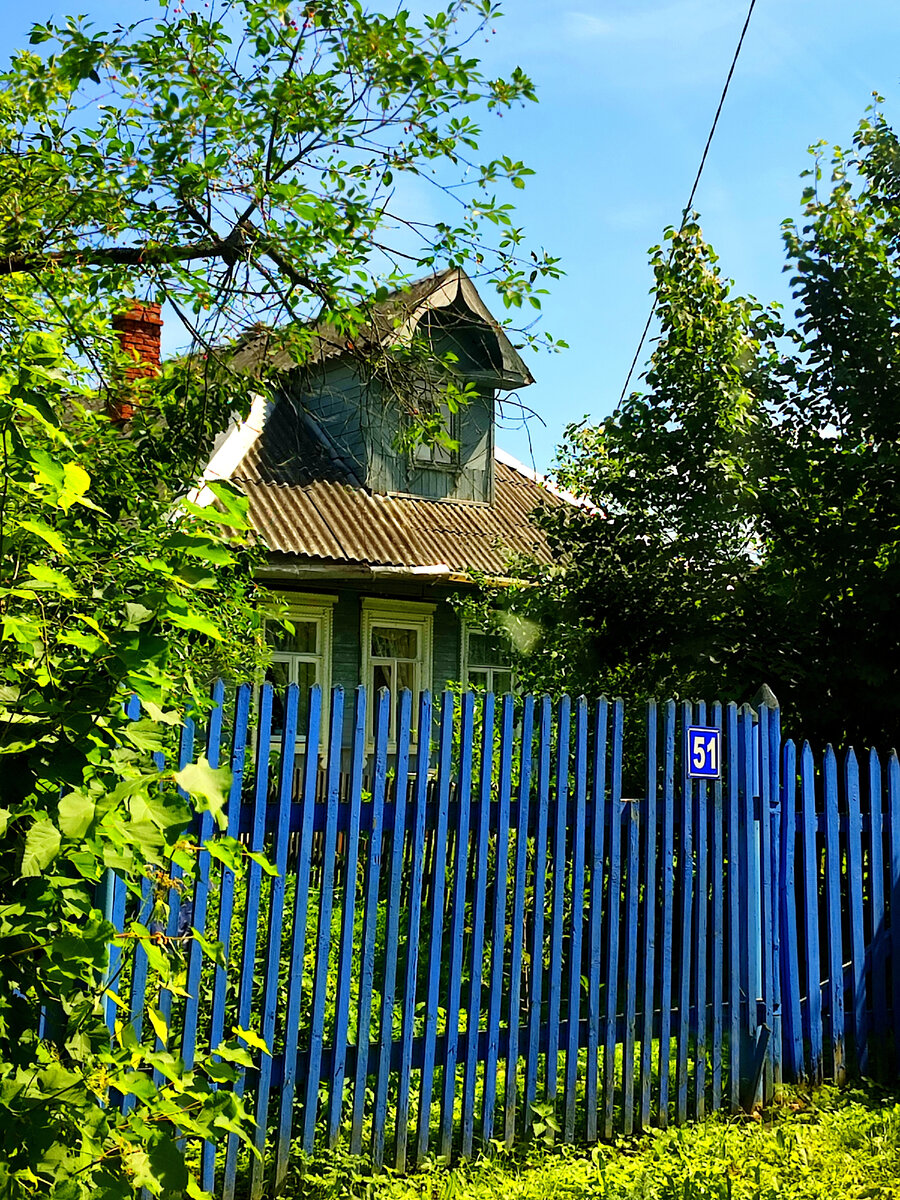 Бабушкиного дома уже нет. Это похожий домик рядом.