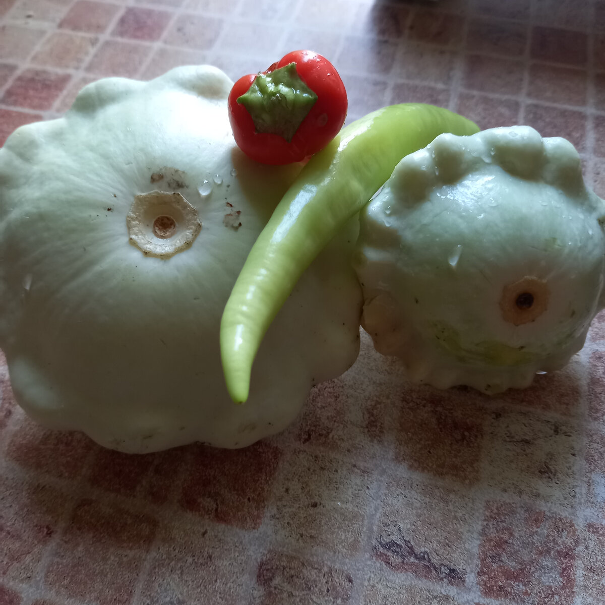 Попозже патиссоны буду снимать крошечными, чтобы они украшали консервы ассорти (огурцы, томаты, кабачки и патиссоны)