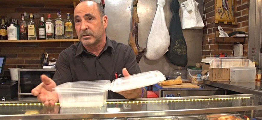 В Испании посетителям баров и кафе будут раздавать «собачьи сумки» ntdtv.ru