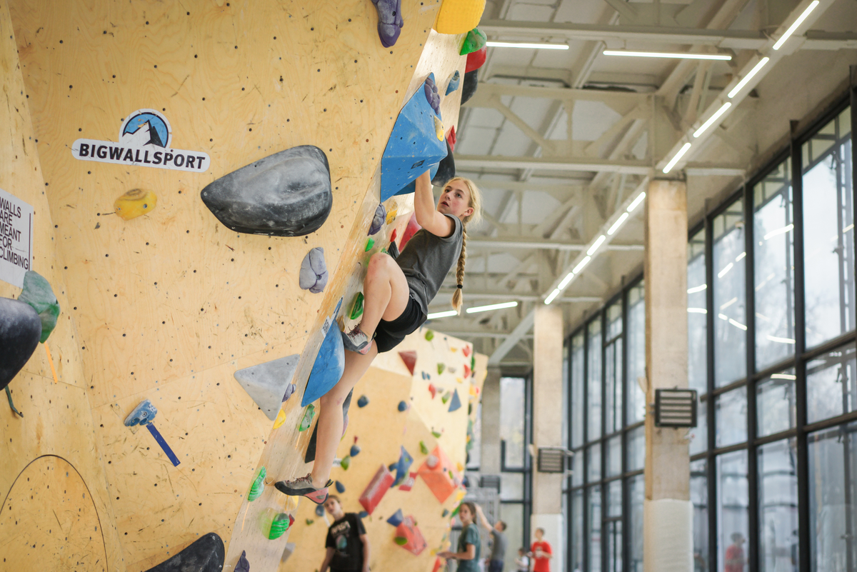 Детская школа скалолазания в Москве. ВДНХ, 22 павильон. 