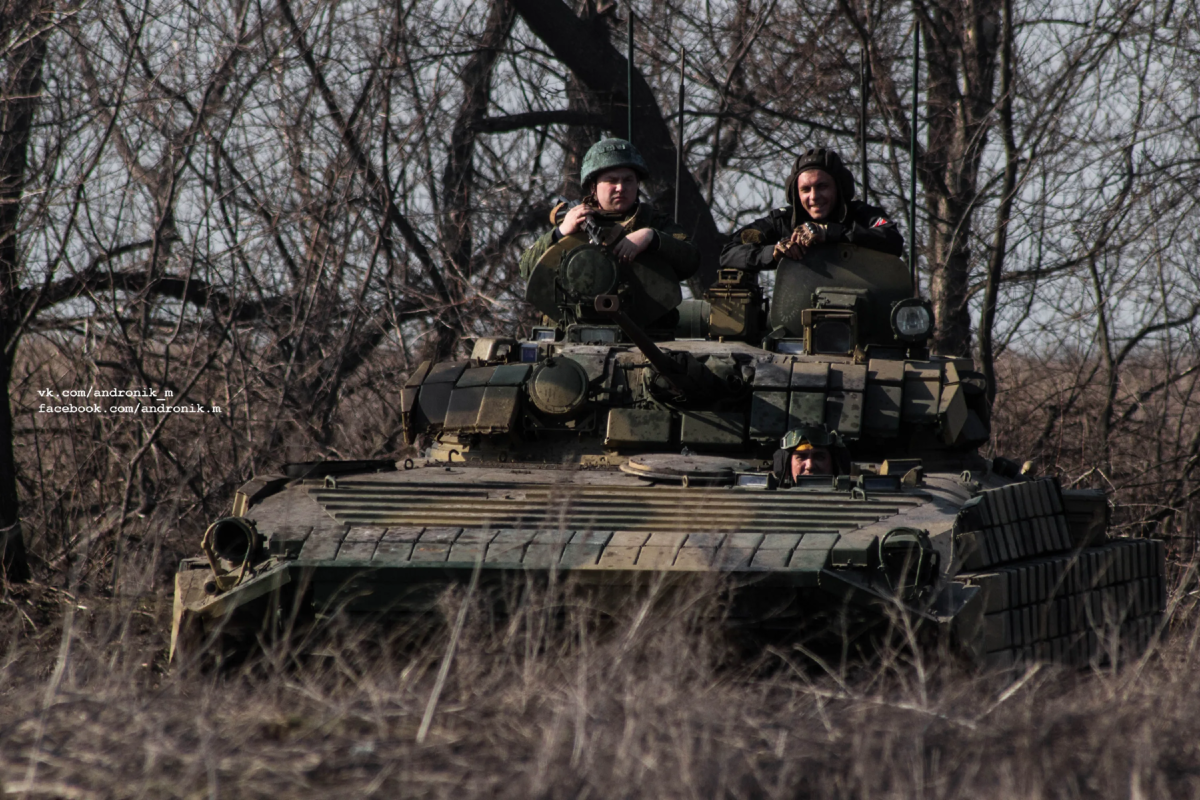 БМП-2 ДНР с установленной ДЗ. Как вы можете заметить военных мало беспокоит плавучесть.