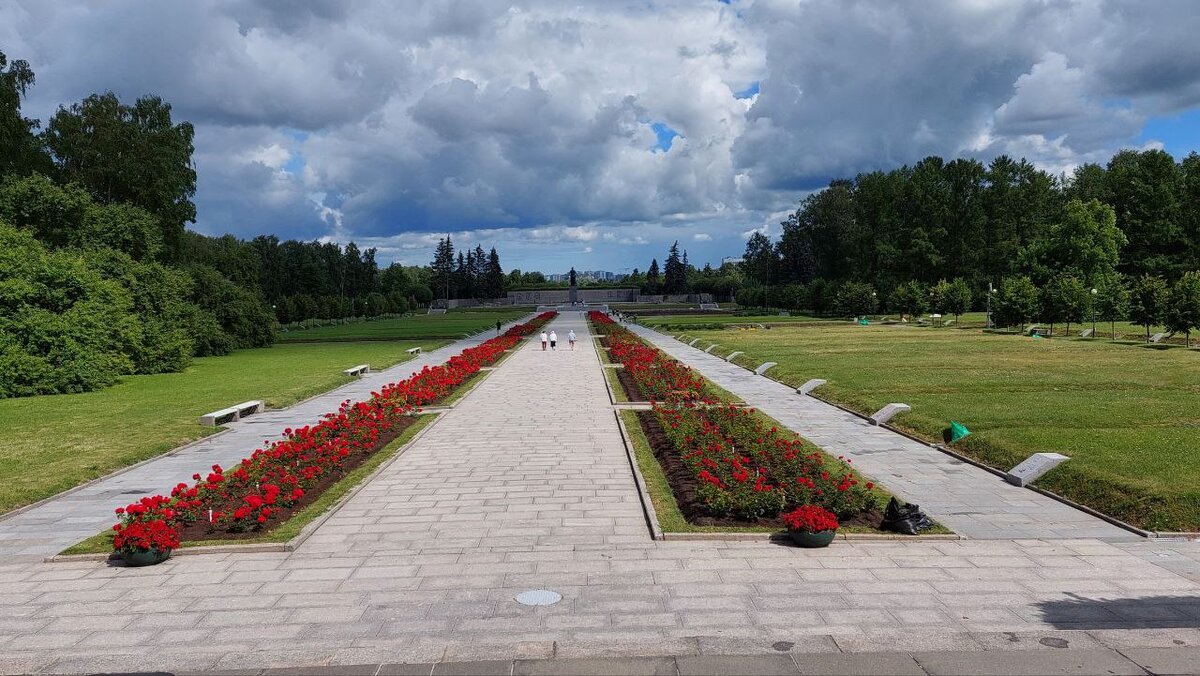 Центральная аллея Пискаревского мемориального кладбища, фото из личного архива автора статьи