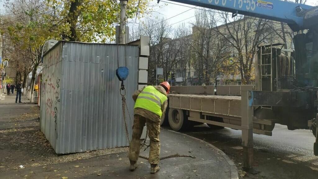    Управление торговли и бытового обслуживания города Ростова-на-Дону регулярно проводит рейды по демонтажу нестационарных торговых объектов. Среди них и складские помещения, организованные в контейнерах, и павильоны по продаже табачной продукции, а также лотки для реализации различных товаров.
