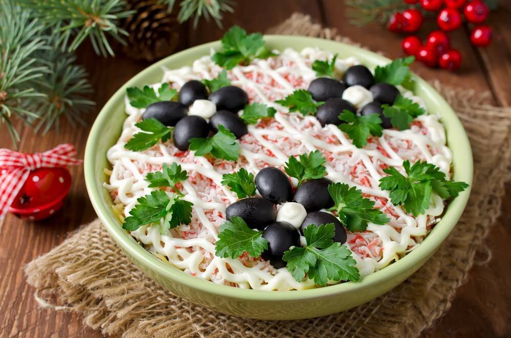 Интересные вкусные салаты на новый год. Украшение новогодних салатов. Салат украшенный оливками. Украсить салат на новый год. Украшение салата маслинами