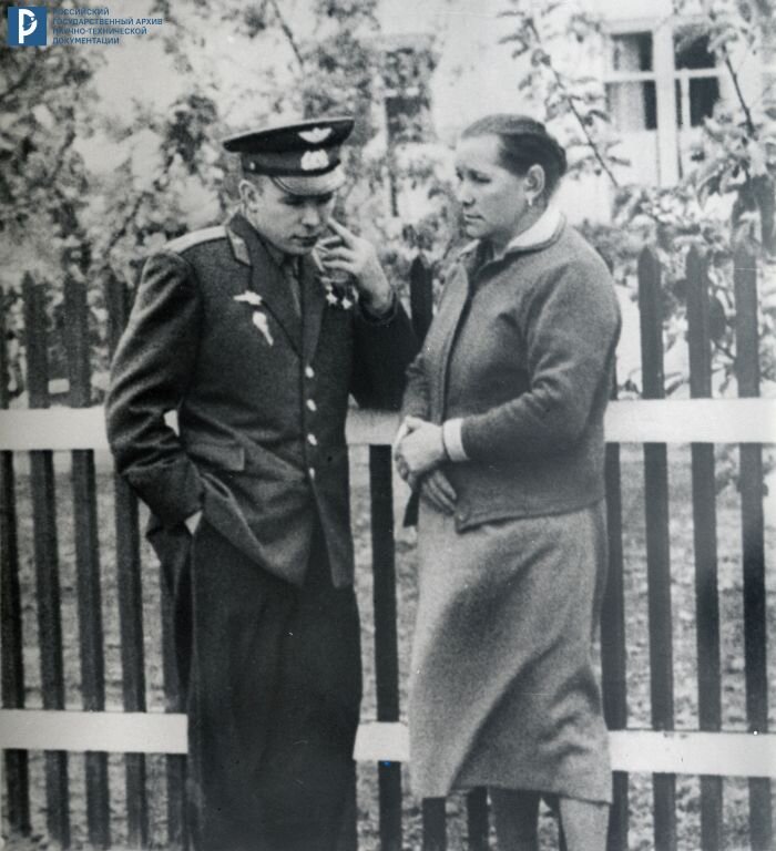 А.Т. Гагарина со своим сыном, первым в мире космонавтом Ю.А. Гагариным. г. Гжатск, 1961 г. РГАНТД. Арх. № 2-439 