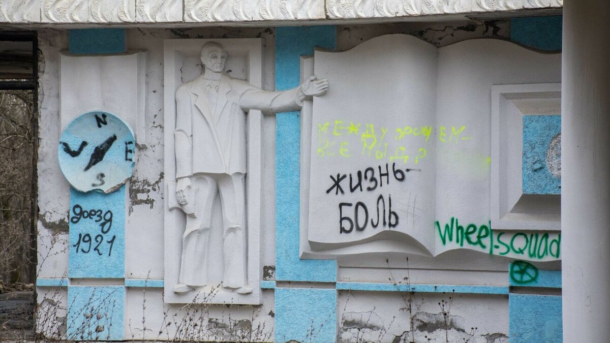     В Татарстане уже приступили к реализации программы «Наш двор», в 2023 году благоустроят 9,5 тысяч дворов, однако, по словам куратора программы Арины Петровой, часто только что обустроенные придомовые территории подвергаются вандализму.