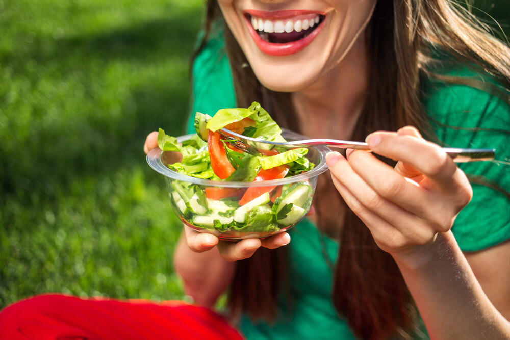 Люди едят людей название. Девушка ест салат. Стройная девушка с салатом. Человек ест салат. Девушка кушает салат.