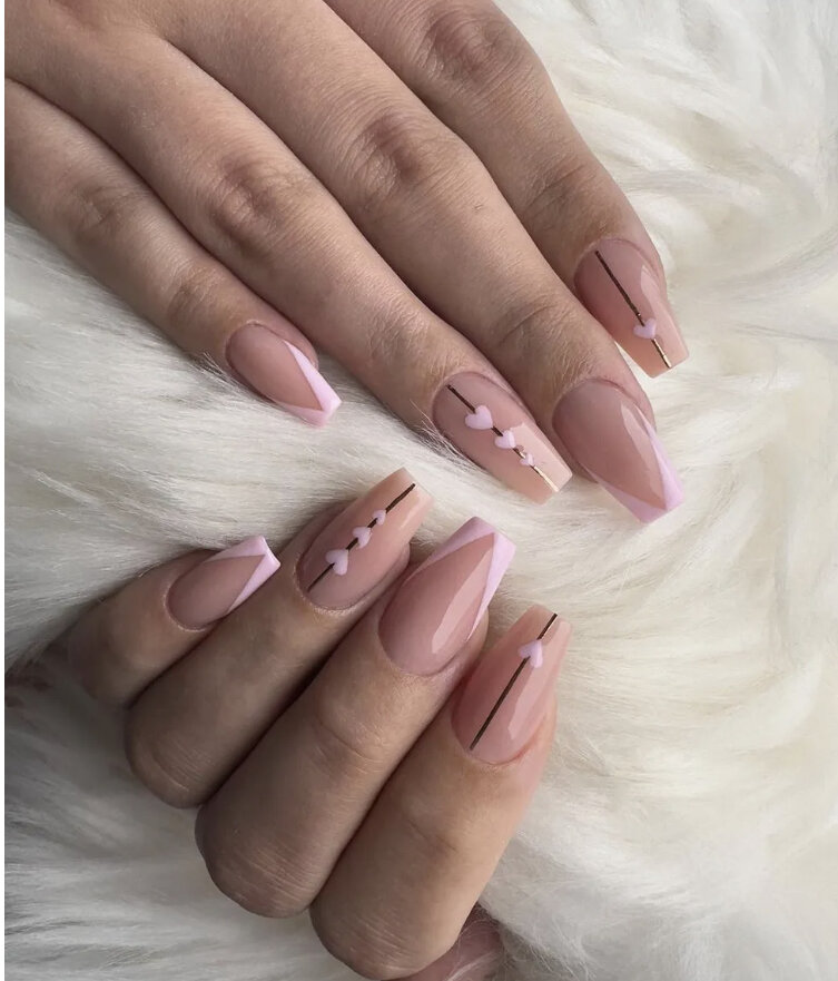 Минималистичная геометрия тоже пополнила ряды антитрендов. На смену лаконичным точкам, незамысловатым линиям и самым обычным треугольникам пришли сложные геометрические рисунки, дополненные разнообразными деталями.