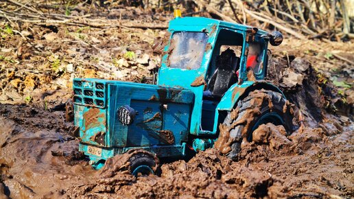 Нашли ТРАКТОР в лесу... Операция по спасению техники из грязи. RC OFFroad 4x4