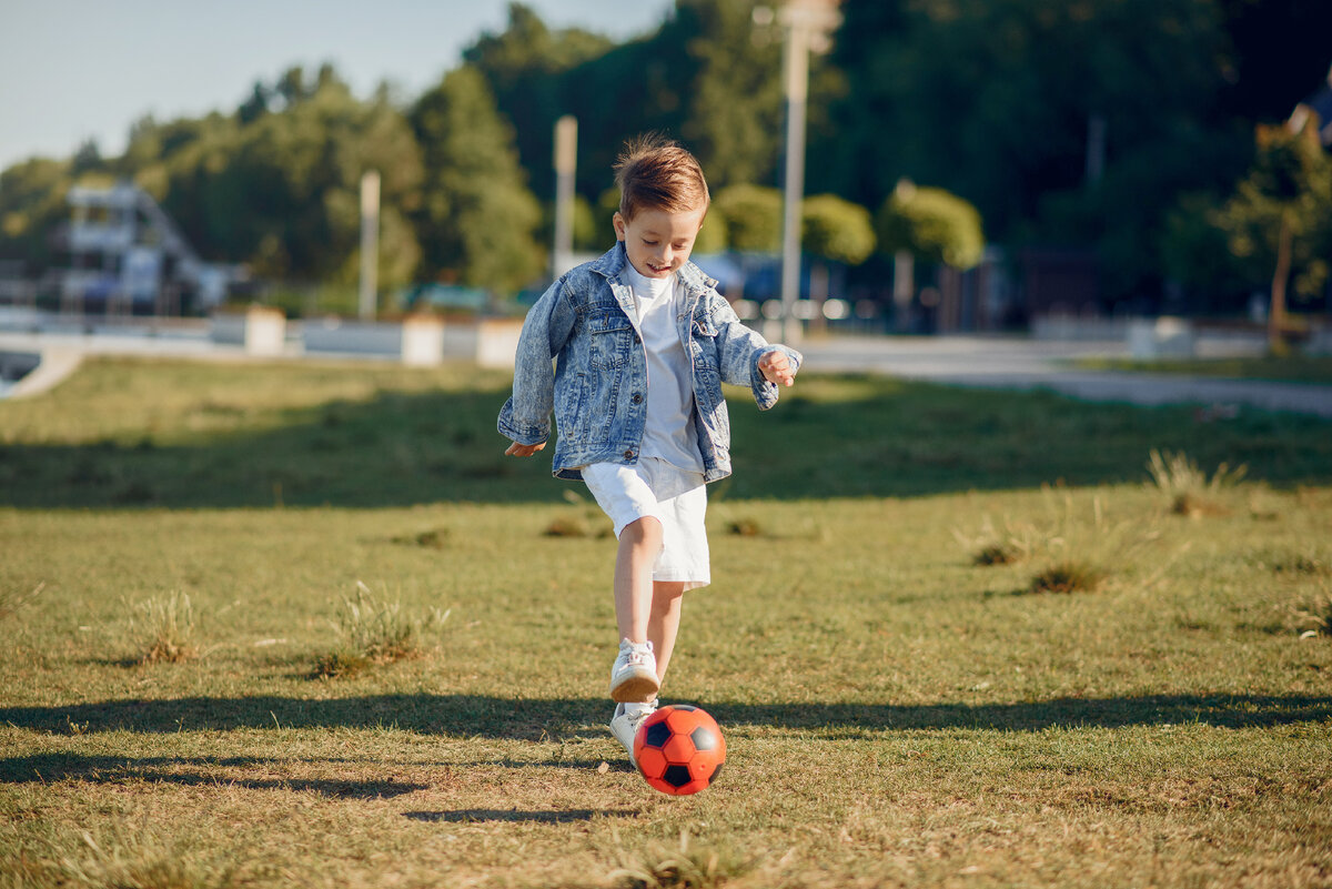Мальчик бежит. Фотосессия детский футбол. Фотосессия мальчика с мячом. Бегущий мальчик фото.