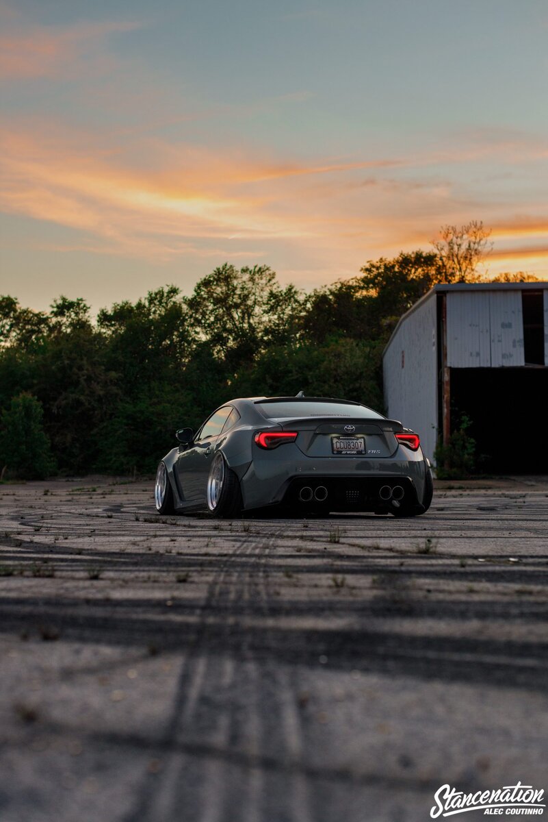 Теперь мы все знаем, что шасси ZN6 / ZC6 стало одной из самых популярных платформ за последнее десятилетие. И на это есть много причин: от истории AE86 до просто отличного соотношения цены и качества автомобиля. Тот факт, что мир вторичного рынка воспринял это так же, как это, безусловно, способствовало популярности автомобиля среди молодых автолюбителей. Так, безусловно, было в случае с Кристианом, который получил такой же в подарок на выпускной в средней школе еще в 2014 году. Однако, как мы все знаем, с популярностью приходит перенасыщение, а перенасыщение приводит к тому, что вещи становятся “заезженными” из-за отсутствия лучших условий. Именно это подводит нас к сегодняшней функции. Возможность использовать одну из самых популярных платформ, добавить к ней один из самых популярных обвесов и при этом после стольких лет ездить на единственном в своем роде автомобиле - непростая задача, и Кристиан сделал именно это, а затем еще несколько. 