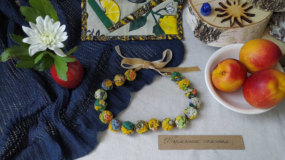 Уникальное текстильное украшение - бусы, ожерелье, чокер из лоскутков батика с бархатными завязка