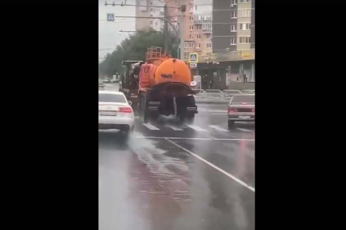    Ассенизаторскую машину, слившую содержимое на дорогу, нашли в Челябинске