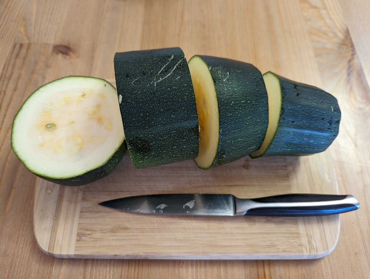 Нарезаем кабачок на 4 части