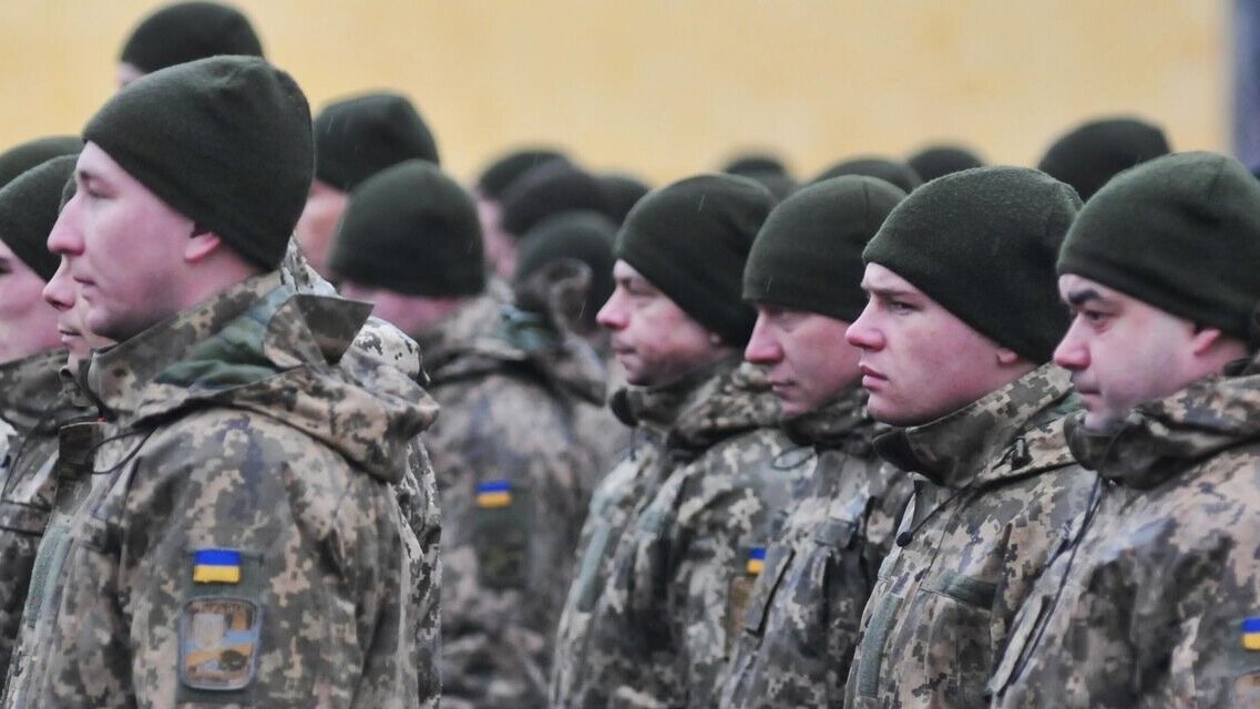     Украинские СМИ сообщают о коррупции в Минобороны при закупках одежды и экипировки солдат ВСУ. Цена курток для военных оказалась завышенной в три раза. Защитные шлемы более низкой степени защиты поставлялись в армию по цене дорогих. Снова звучат голоса об ответственности министра Резникова.