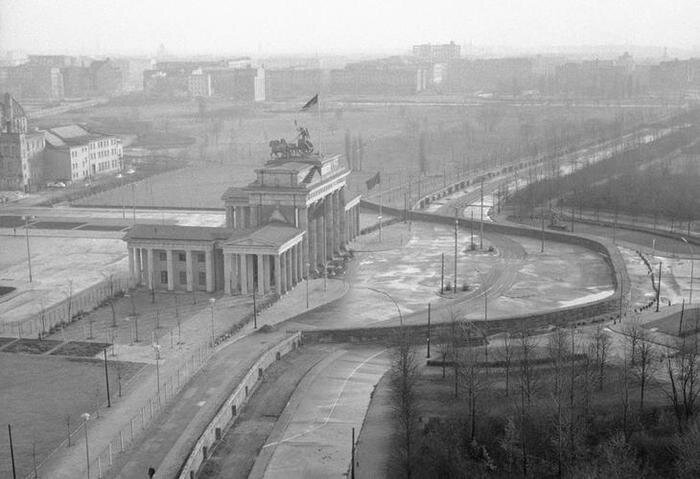 Берлинская стена: два города, два мира, две Европы | История.РФ | Дзен