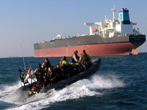 пираты 21 века аденский залив. сомалийские пираты захват судна. корабль пиратов сомали. захваченный пиратами корабль сомали. захват пиратами морского судна.